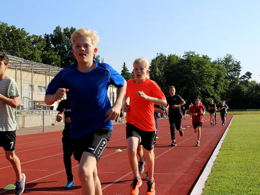 Zwei Läufer sprinten nebeneinander.